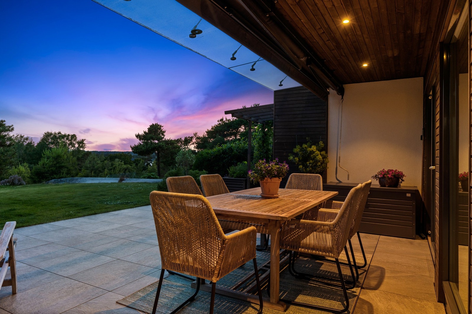 Utebelysningen er smart plassert, og det er utvendig solskjerming på store vinduer mot syd og vest Galleribilde