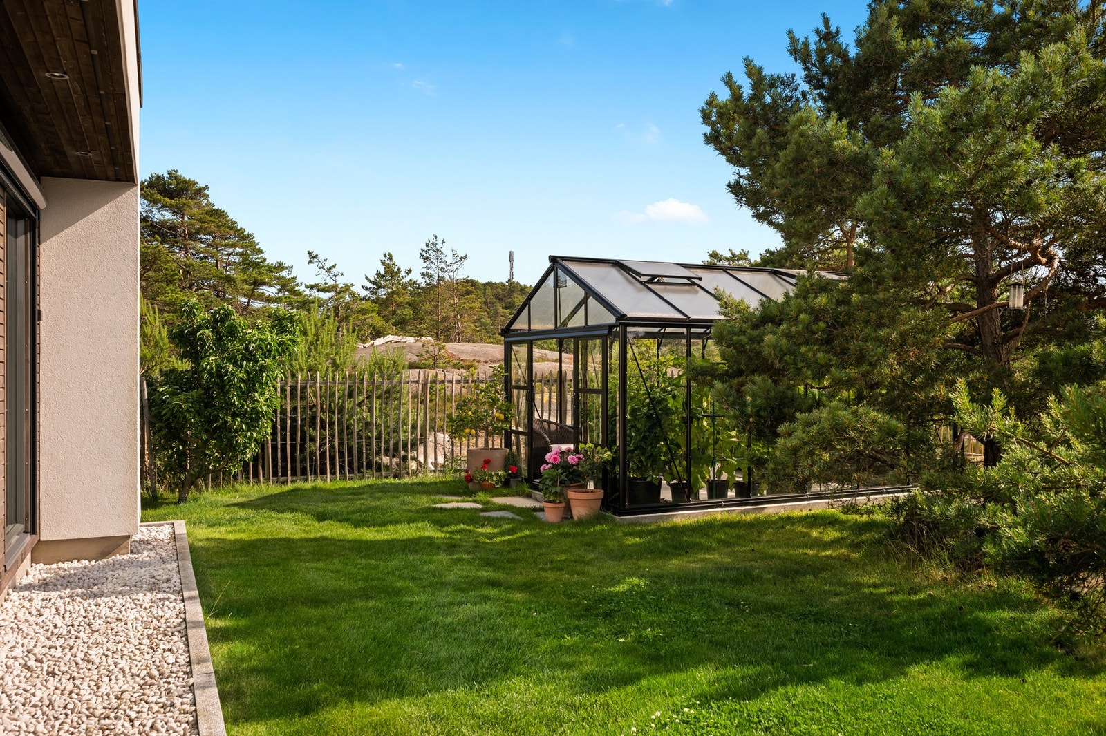 Orkansikkert drivhus på støpt plate Galleribilde