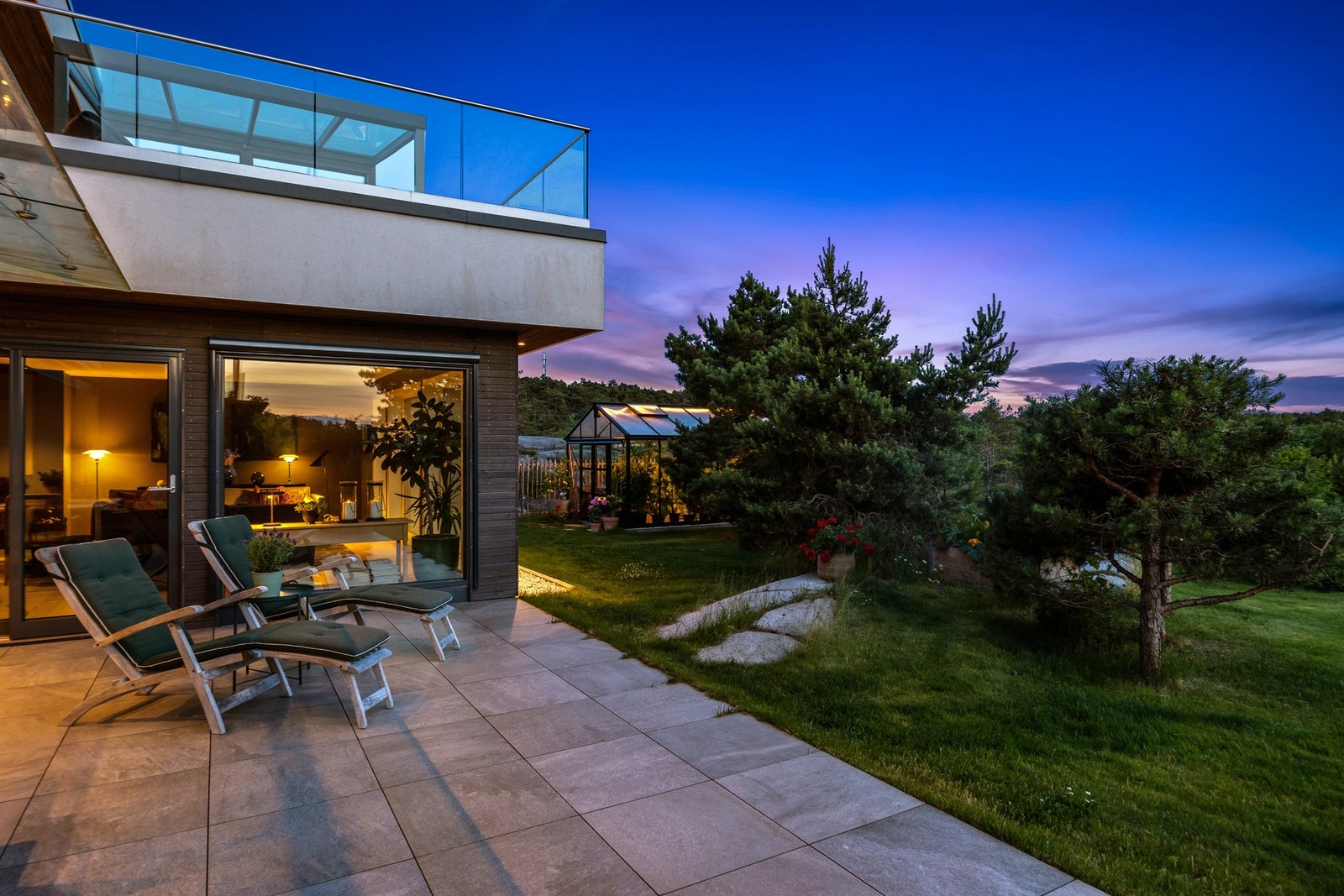 Fra hagen mot drivhuset Galleribilde