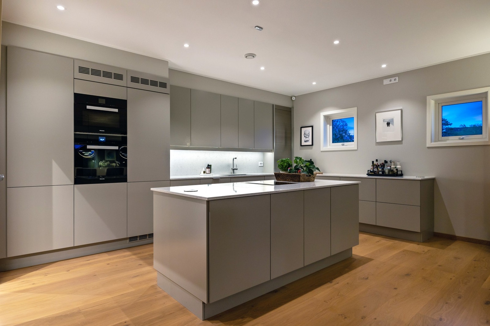 Her finner du integrerte hvitevarer og i tillegg et smart grovkjøkken i bakkant Galleribilde