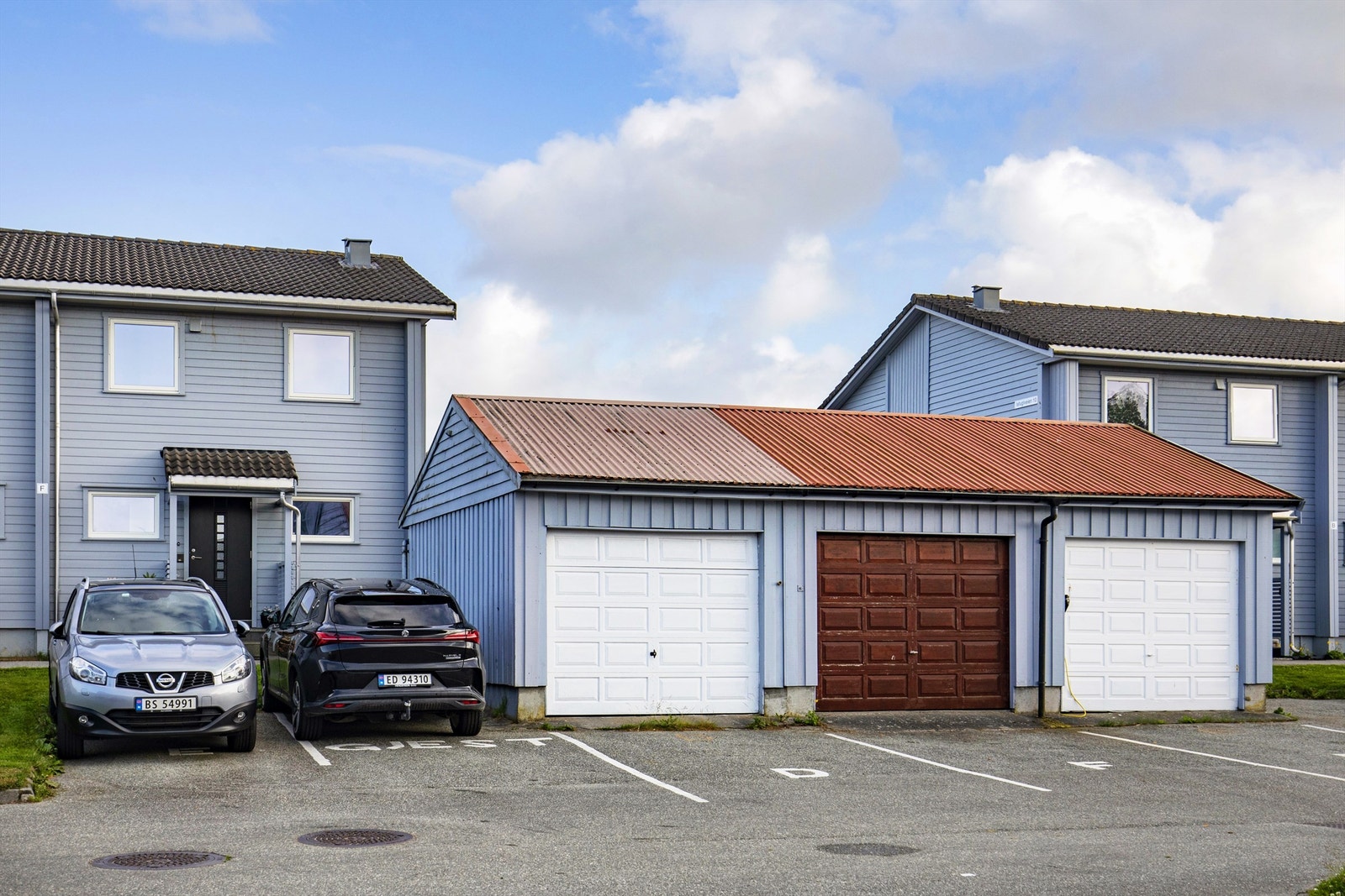 Fasade og garasjeanlegg Galleribilde