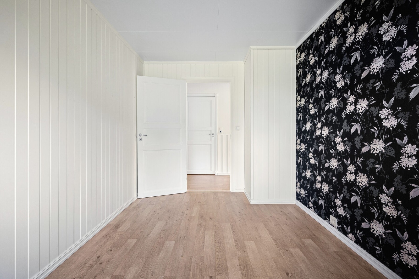 Det er god plass til dobbeltseng og øvrig møblement etter ønske. Galleribilde