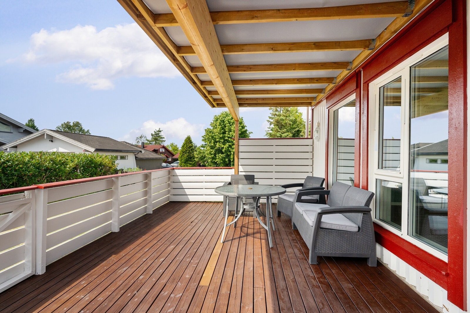 Terrassen innbyr til hyggelige utestunder med plass til grill, spisegruppe og sittegruppe. Galleribilde