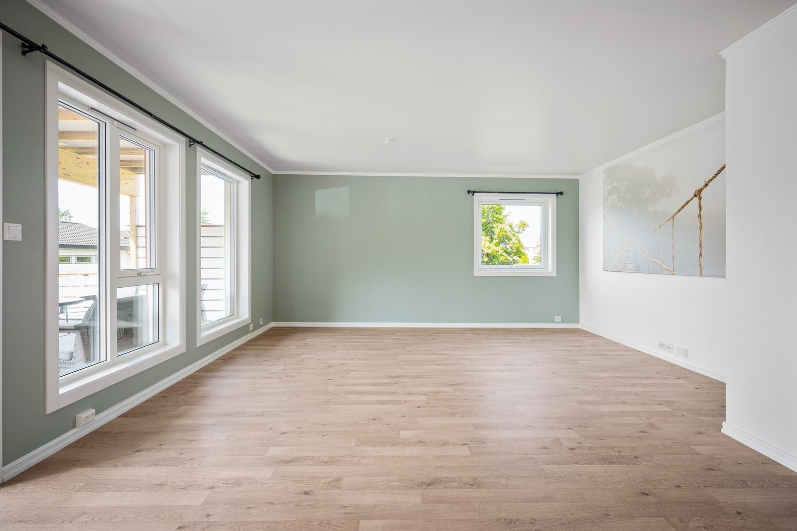 Meget romslig stue som fungerer som et naturlig oppholdsrom for hele familien. Galleribilde