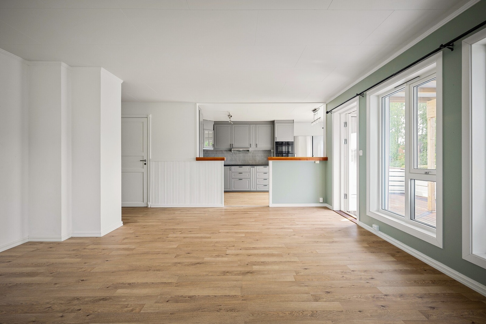 Store vindusflater gir godt med naturlig lys og skaper et lyst og trivelig miljø. Galleribilde