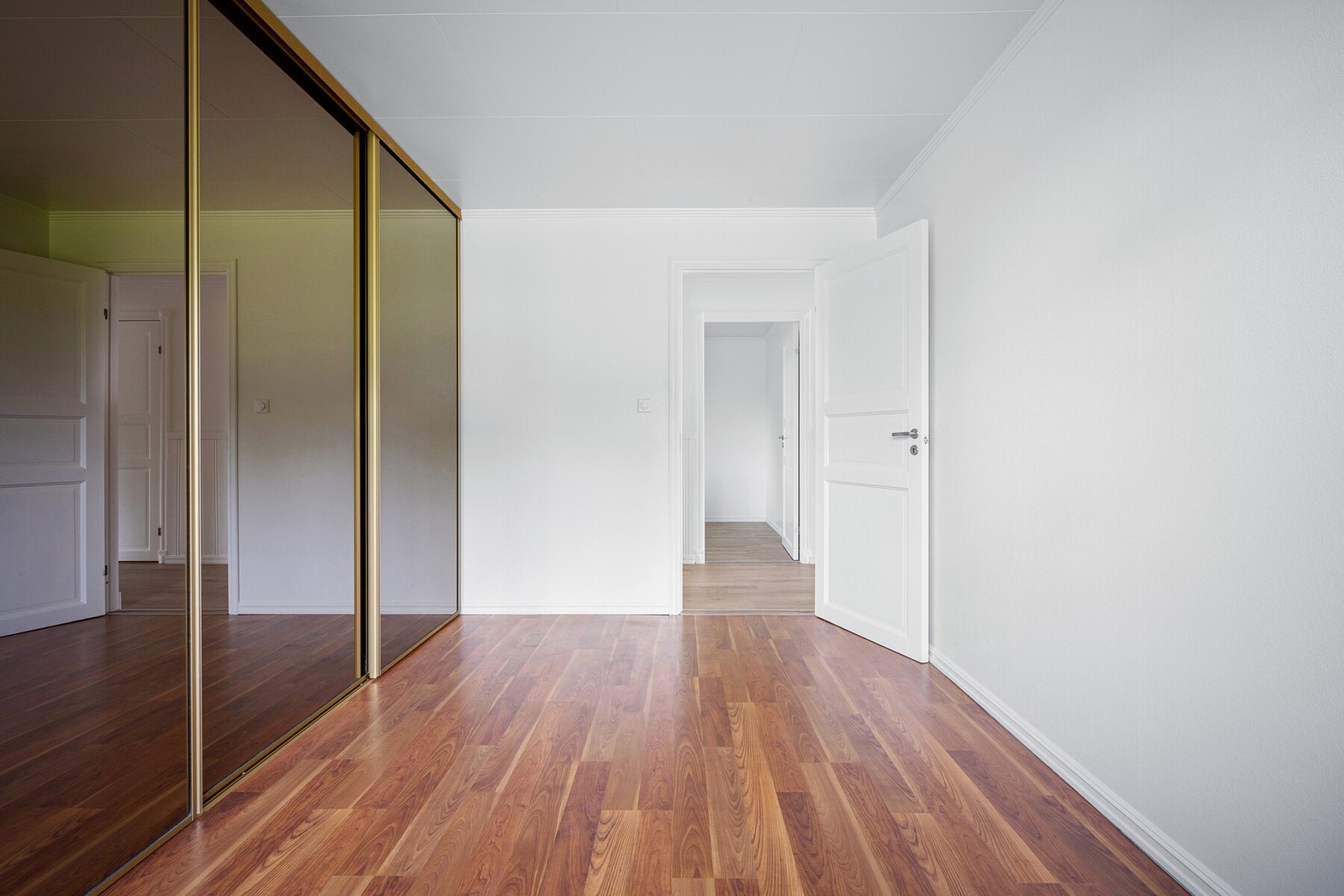 Ett av soverommene har skyvedørsgarderobe. Galleribilde