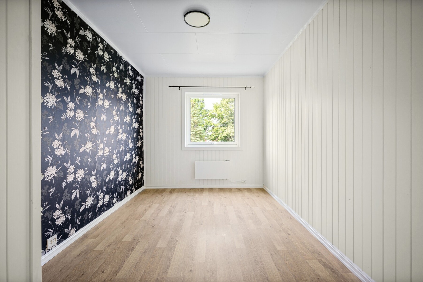 Alle rommene har store vindusflater som slipper rikelig inn med dagslys, noe som gir et lyst og trivelig inneklima. Galleribilde
