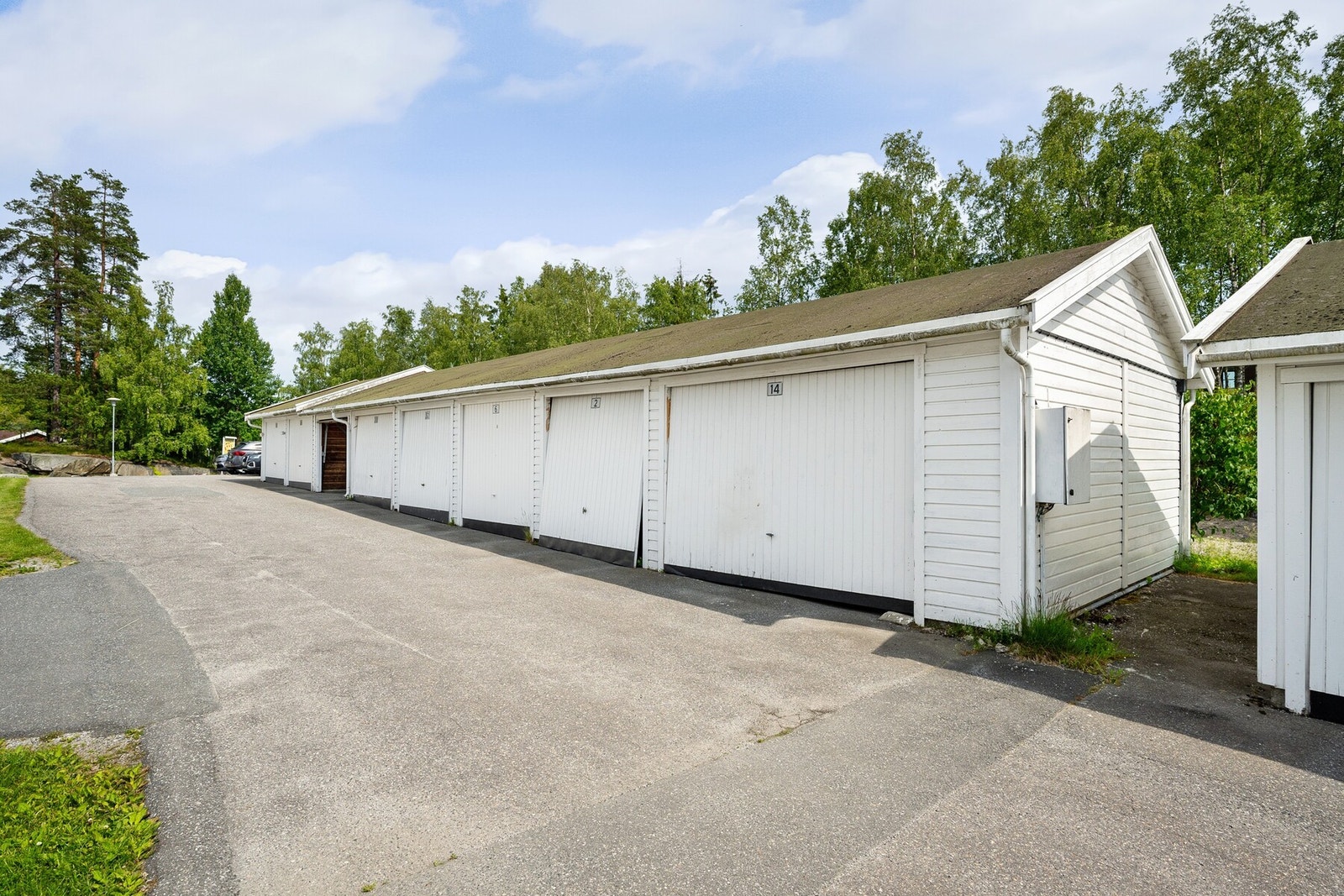 Boligen inkluderer en garasjeplass. Galleribilde
