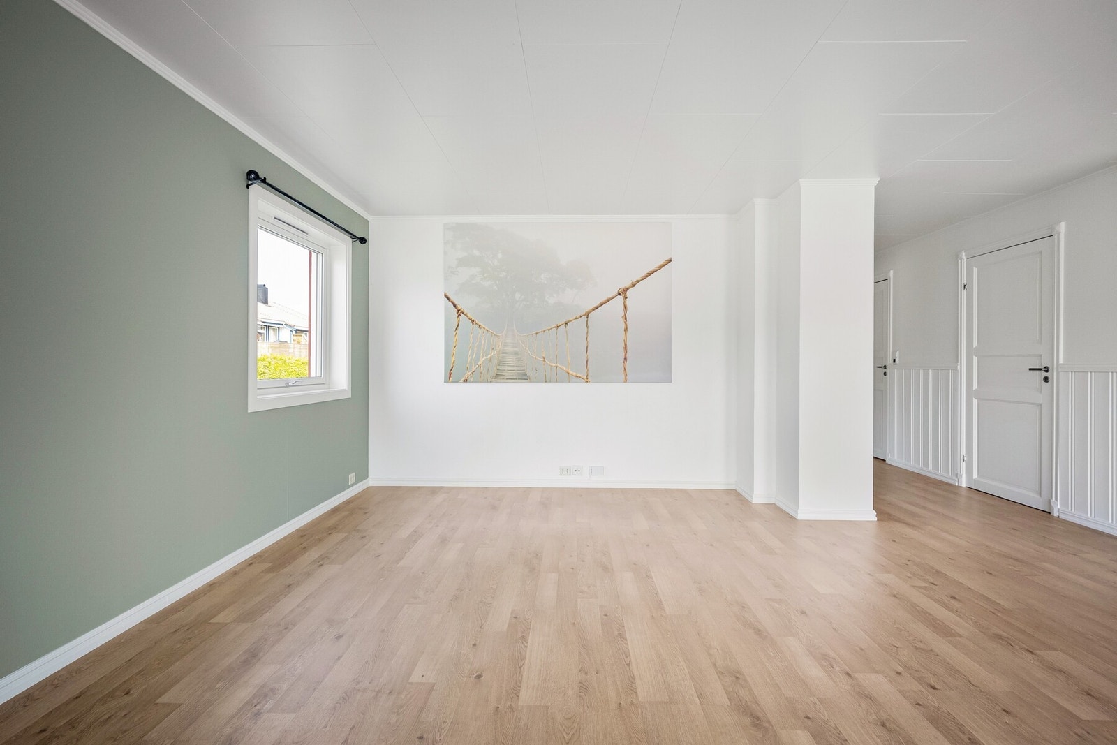 Det er god plass til sofagruppe, spisebord og TV-løsning. Galleribilde