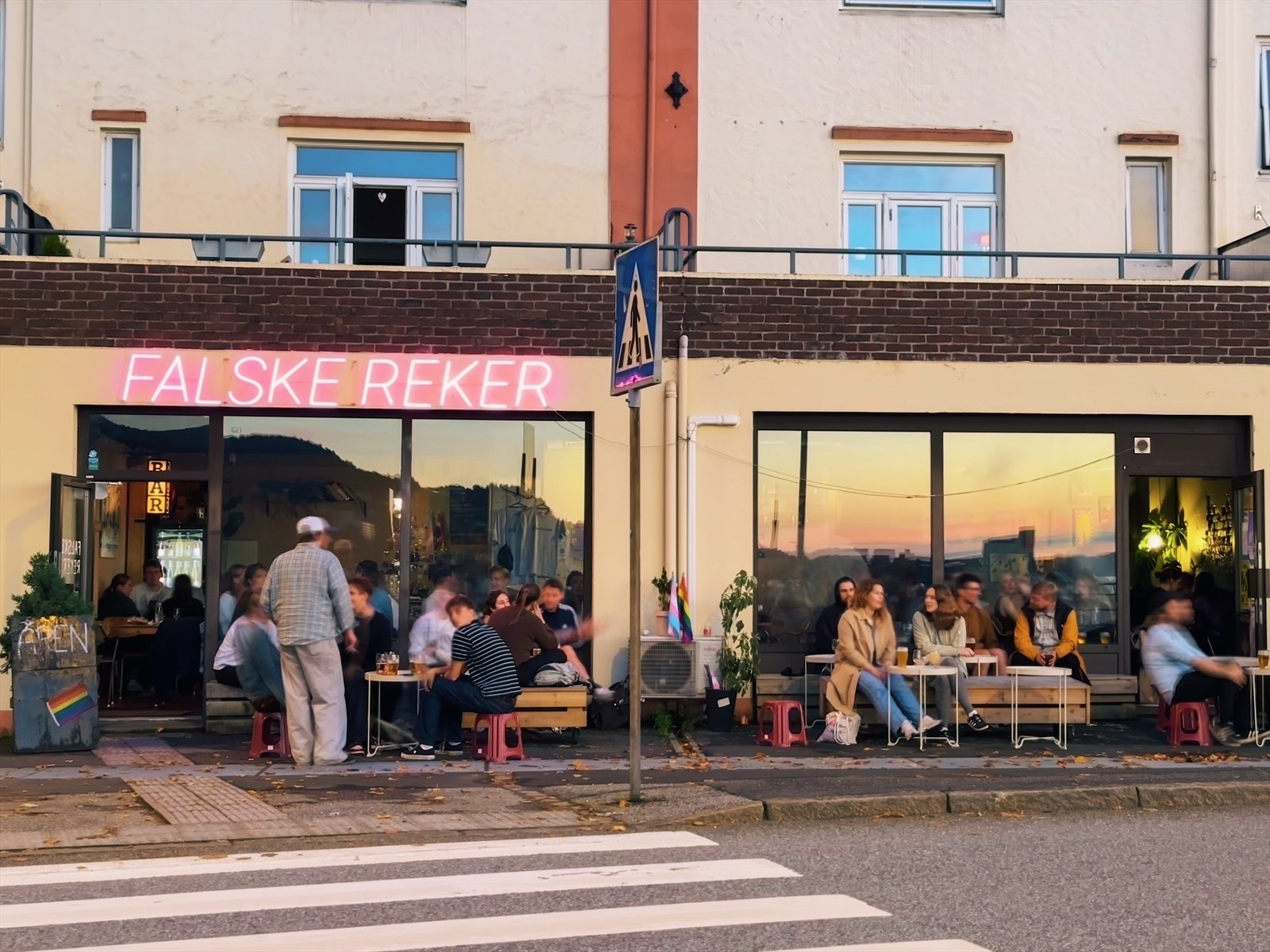 Nyt noe godt i glasset i et hyggelig lag. Galleribilde