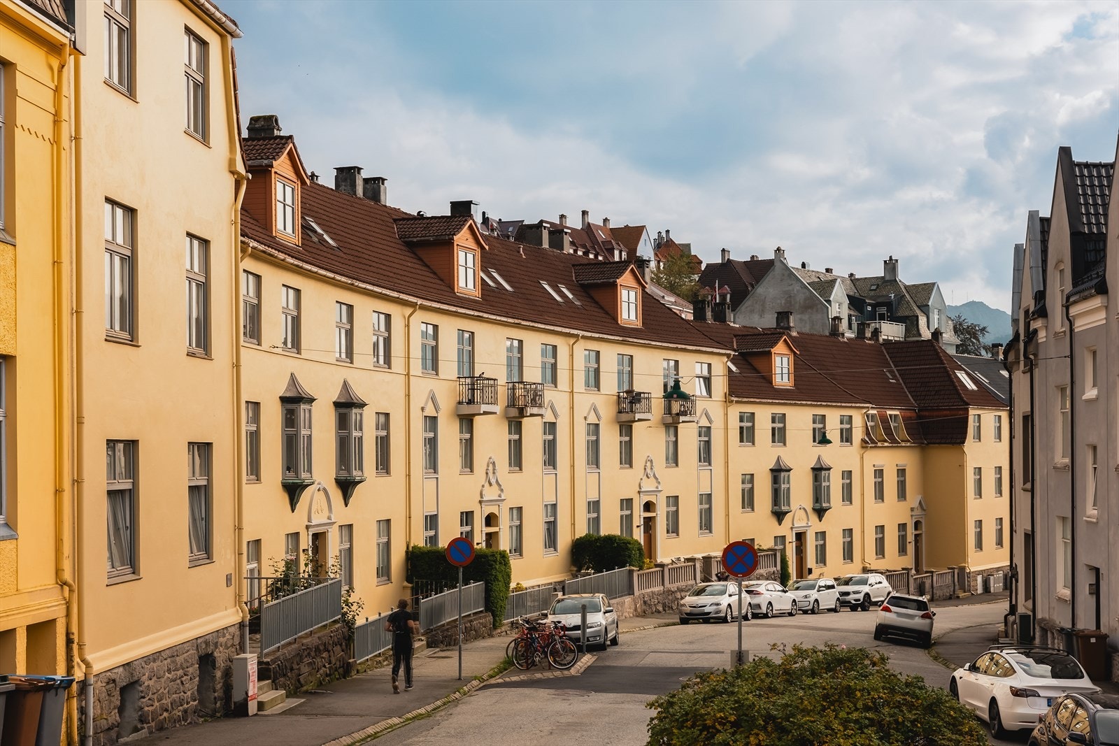 Historisk sus og herlig fasade. Velkommen til et meget hyggelig borettslag. Galleribilde