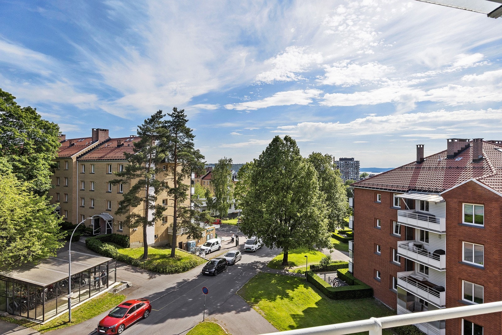 Leiligheten ligger fint til sentralt i Hovin Borettslag med flott utsyn. Galleribilde