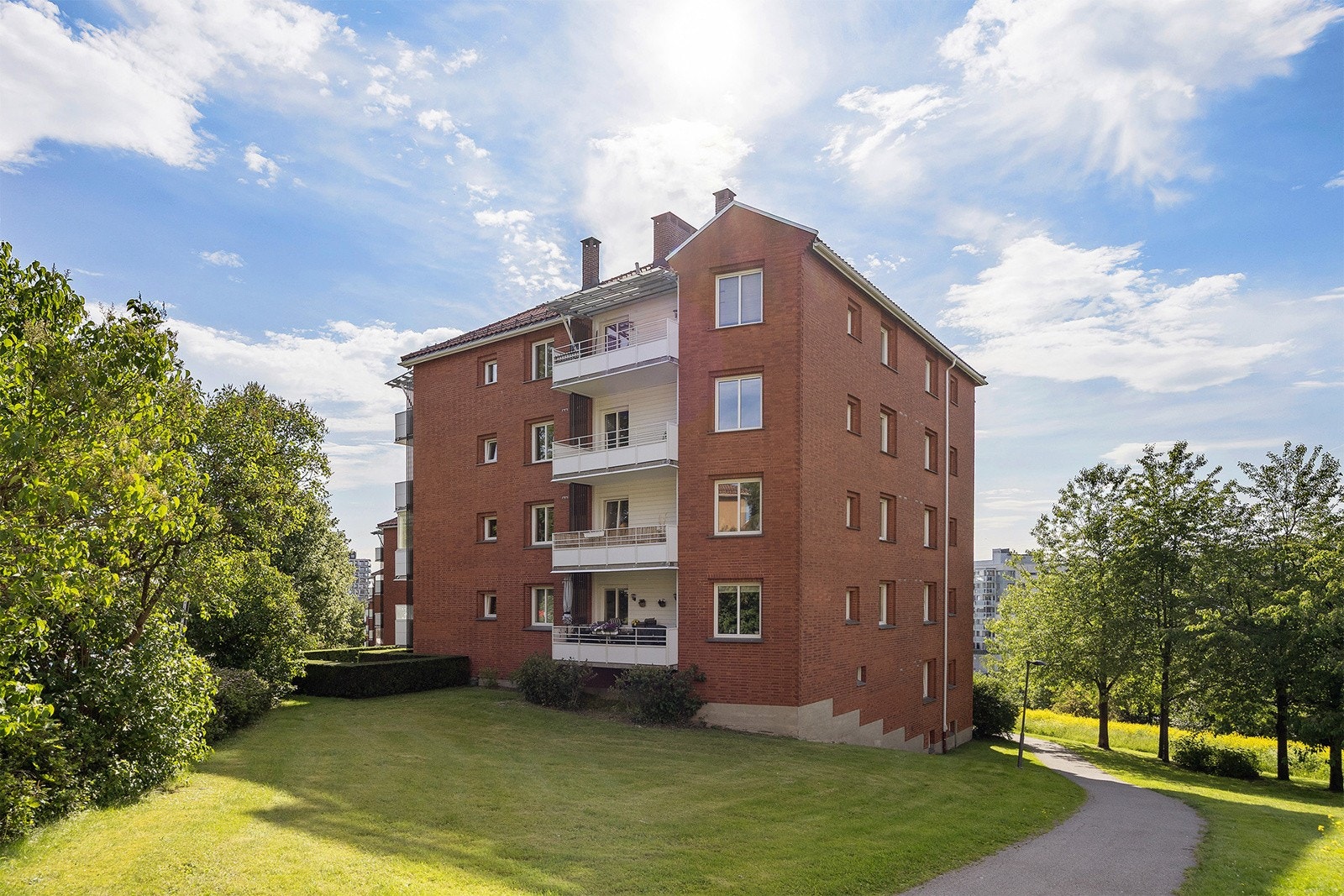 Rolig beliggenhet med store grøntområder rundt blokkene. Galleribilde