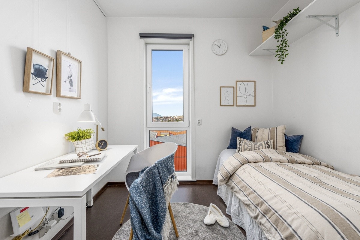 Rommet er møblert med pult, stol og garderobeskap Galleribilde