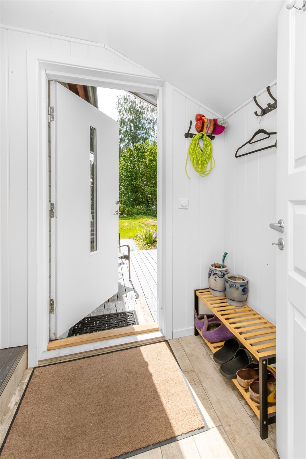 Praktisk entré med gode oppbevaringsmuligheter Galleribilde
