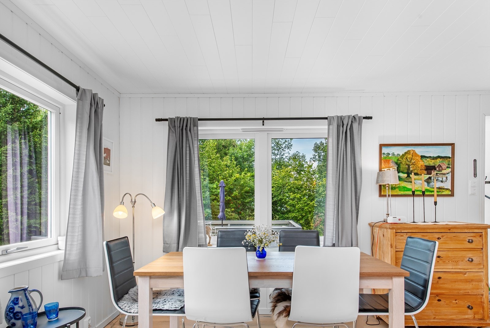 Spisestue med flott utsikt og direkte utgang til terrasse Galleribilde