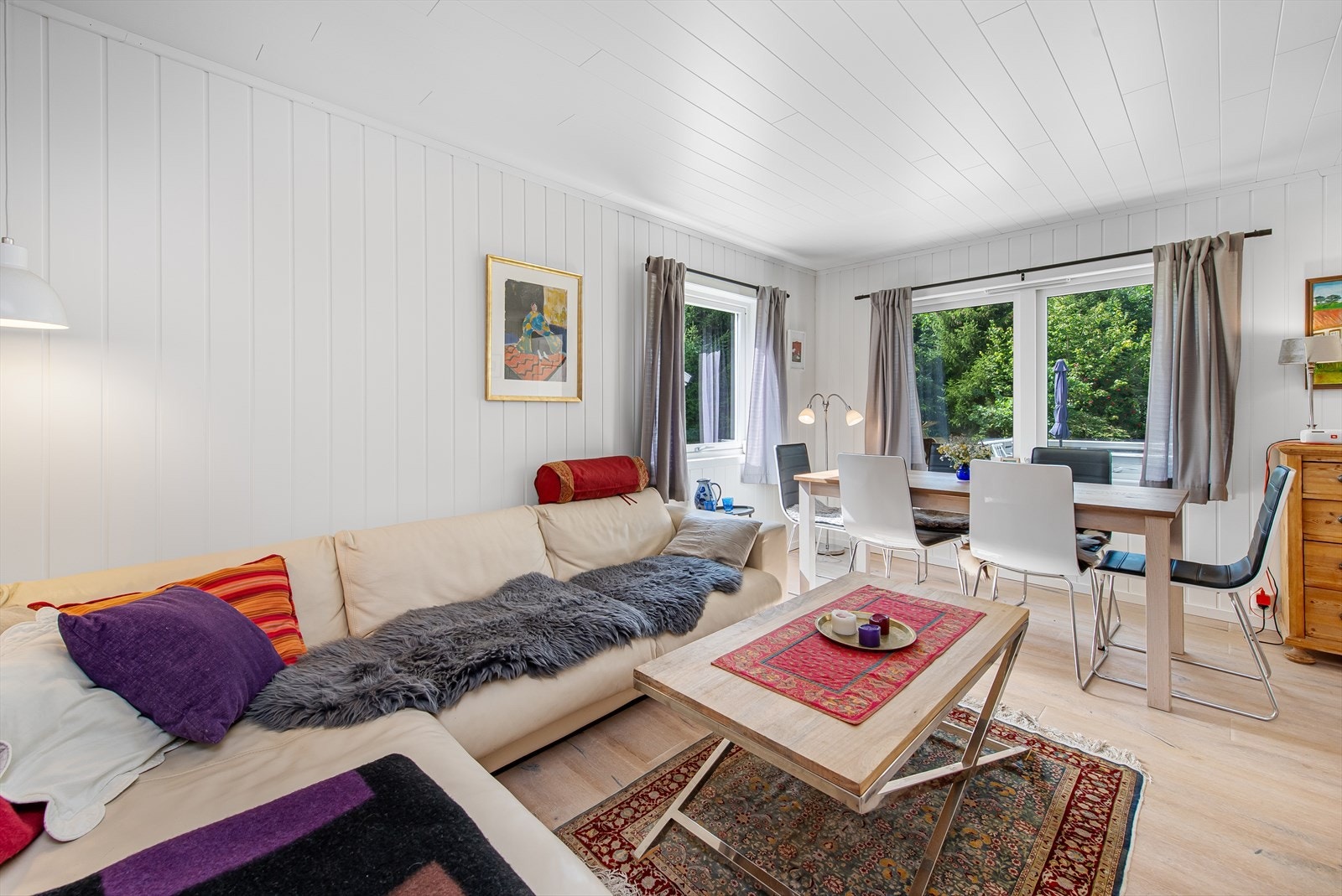 Lys stue med plass til både sofagruppe og spisebord Galleribilde