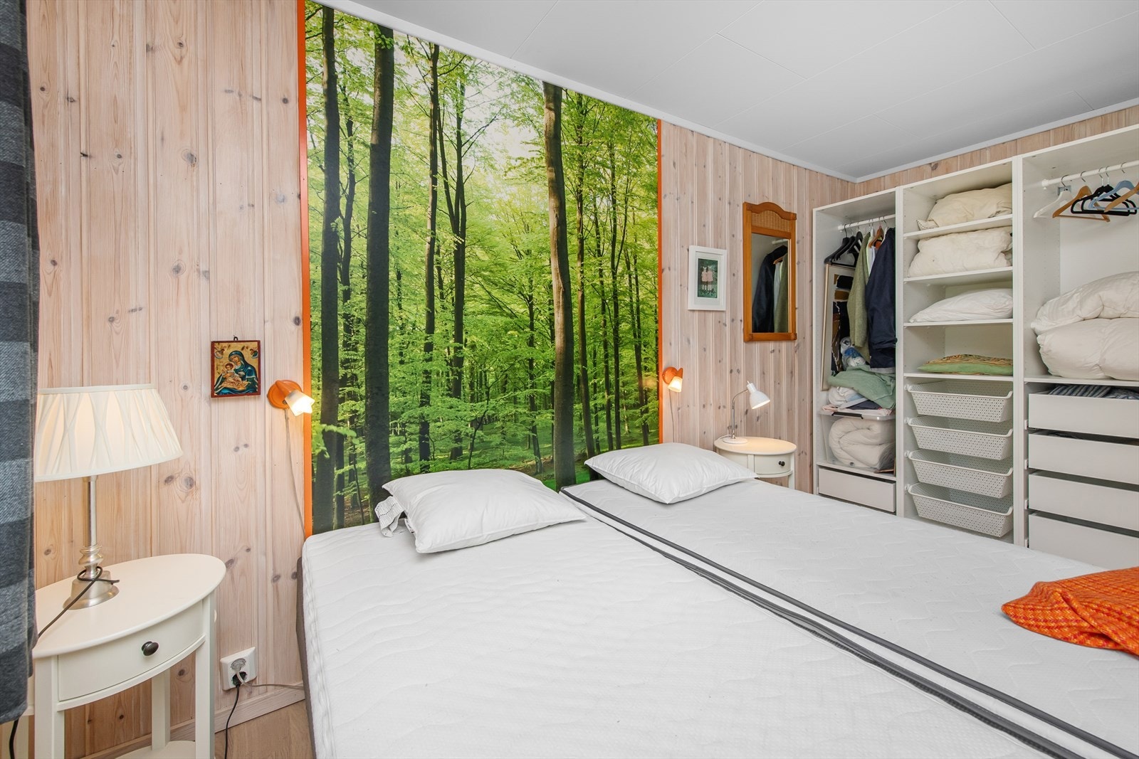 Koselig soverom med innebygd garderobe og naturmotiv Galleribilde