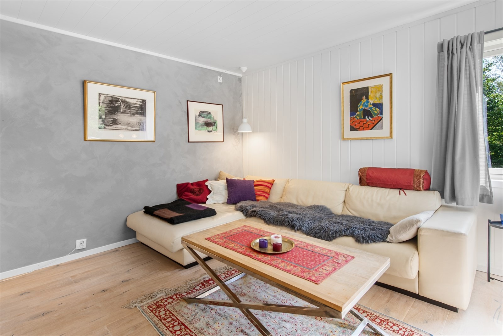 Innbydende stue med nydelig utsikt til hagen Galleribilde