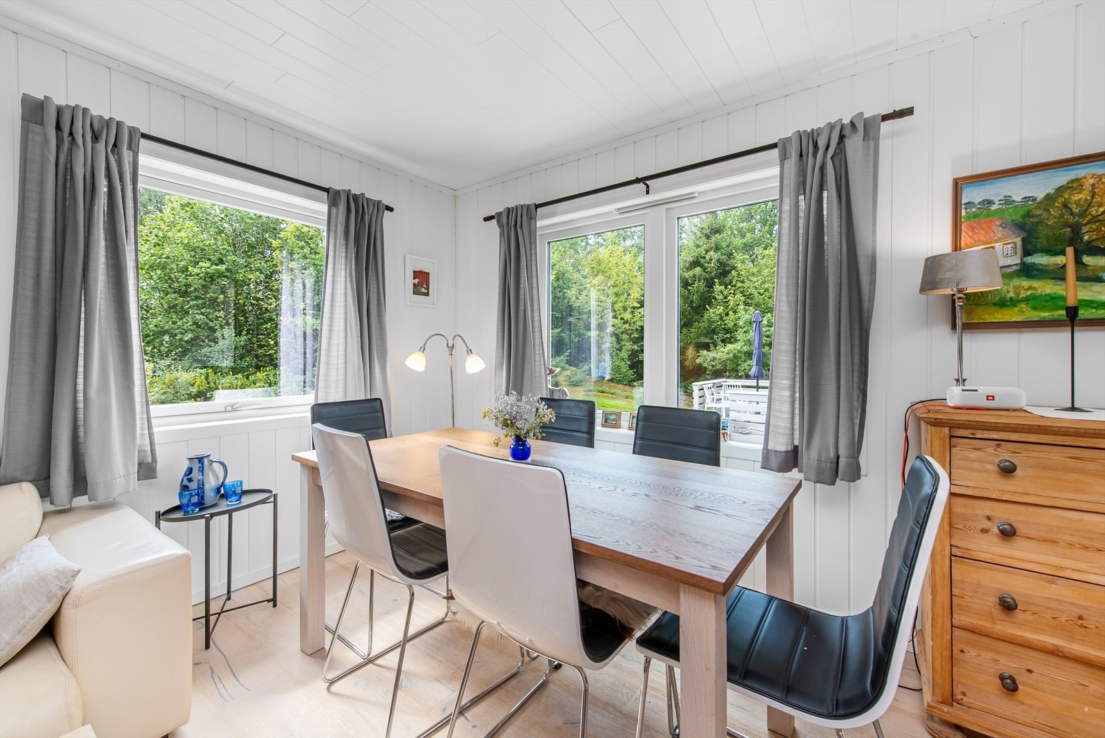 Romslig spisestue med vinduer på to sider Galleribilde