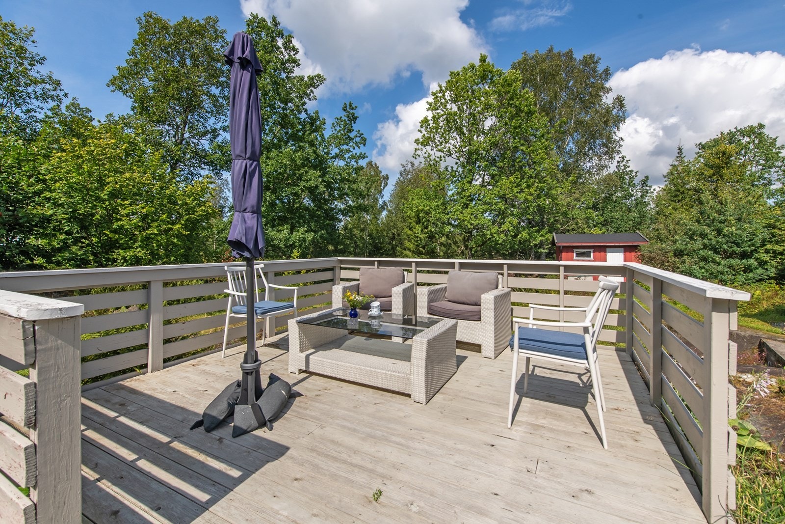 Terrasse med gode solforhold og utsikt til hagen Galleribilde