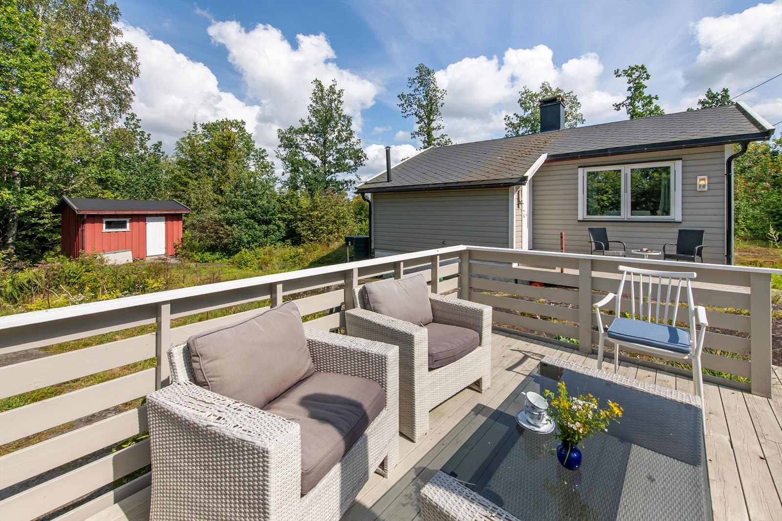 Terrasse med flott utsikt over hagen og skogen Galleribilde
