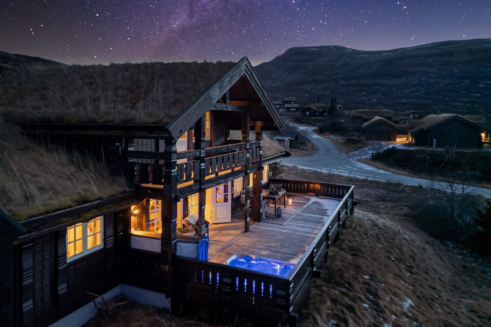 Legg merke til de flotte detaljene på hytten, flotte utskjæringer på hytten og torvtaket. Galleribilde