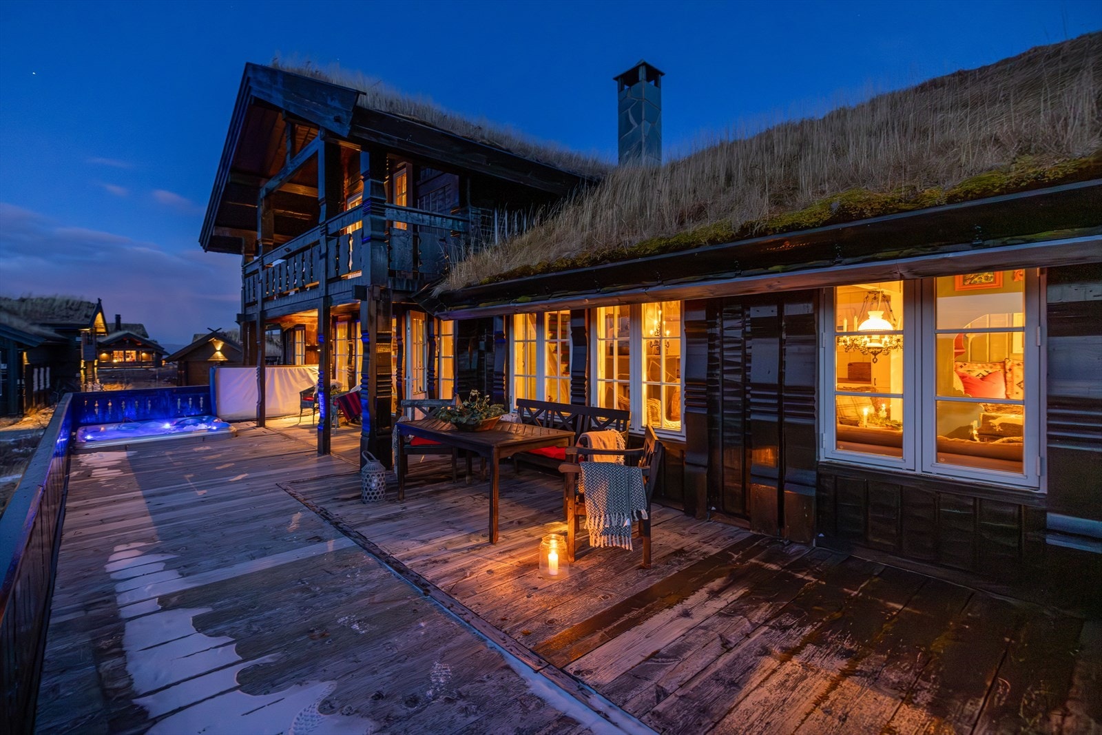 Sjarmerende og tradisjonell hytte | Fantastisk utsikt | Solrik terrasse på 47kvm med spabad og balkong på 7kvm | 4 soverom og 10 sengeplasser | Peis | Stor tomt på ca. 1,8 mål | Parkering Galleribilde