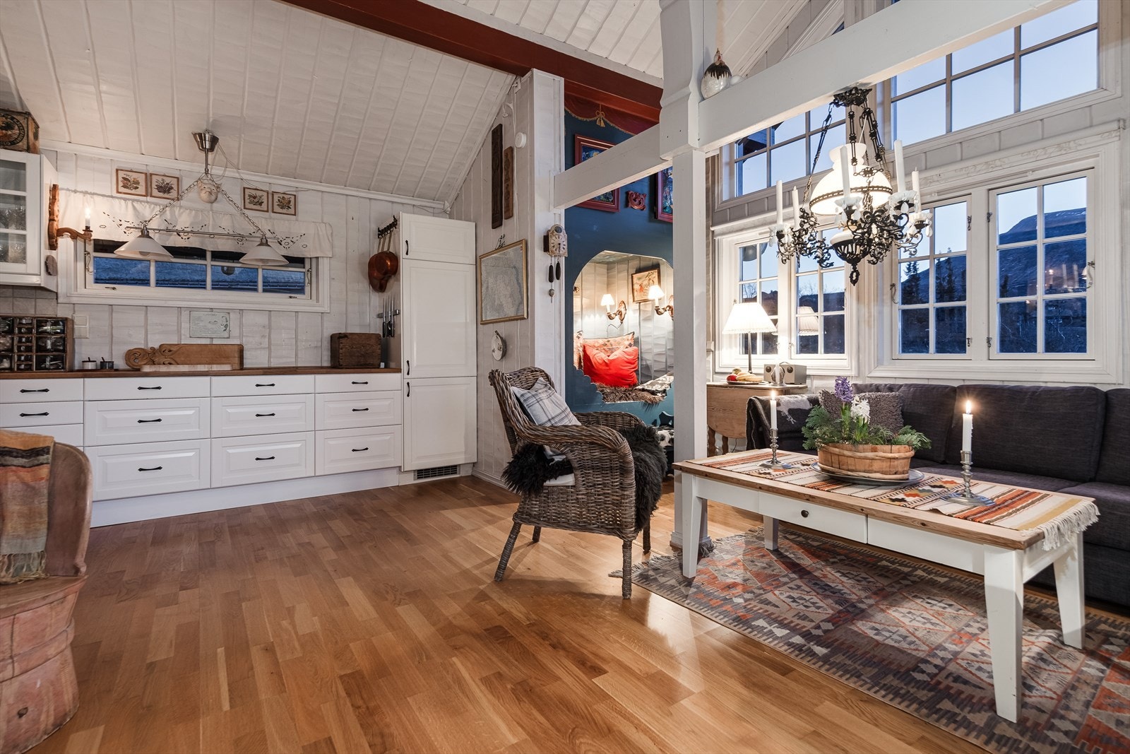 Stuen har god plass til stor sofagruppe og fine soneinndelinger. Samt koselig peis som varmer godt og setter en lun og god stemning i stuen og kjøkkenet. Samt flott utsyn i alle regninger og ingen innsyn. Galleribilde