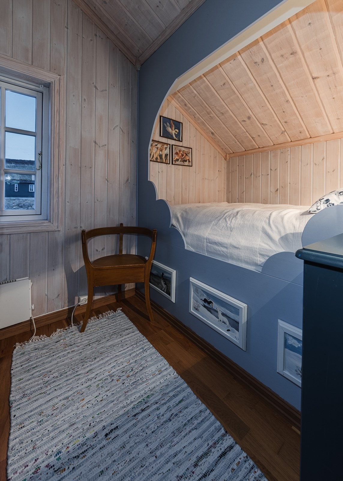 Soverom 2 i 2.etasje - Hyggelig snekkerbygget seng med god plass til tilhørende møblement. Galleribilde
