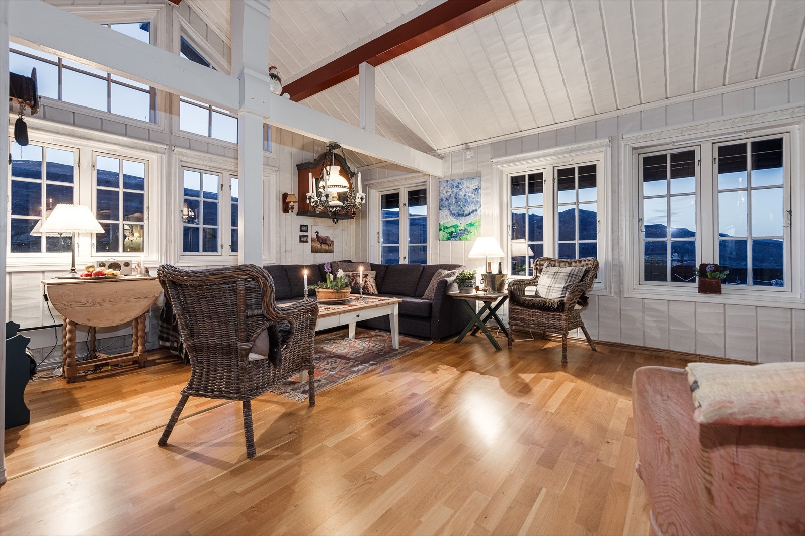 Hytten fremstår som lys og luftig, med en god planløsning over to plan med fine soneinndelinger. Her vil du stortrives! Galleribilde