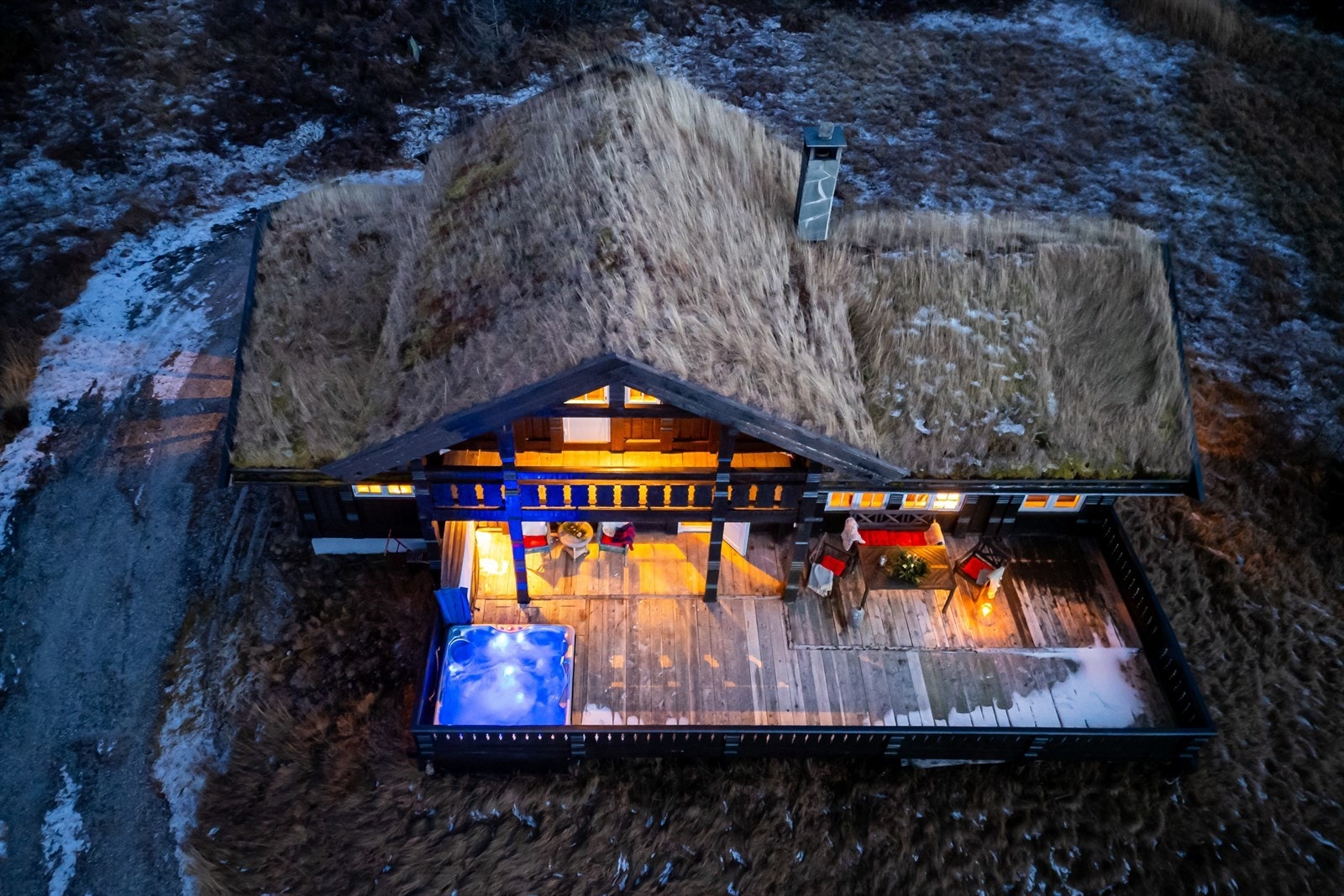 Sjarmerende og tradisjonell hytte over 2 plan med flott beliggenhet, solrik, usjenert og stor tomt med panoramautsikt over Høgevarde! Galleribilde