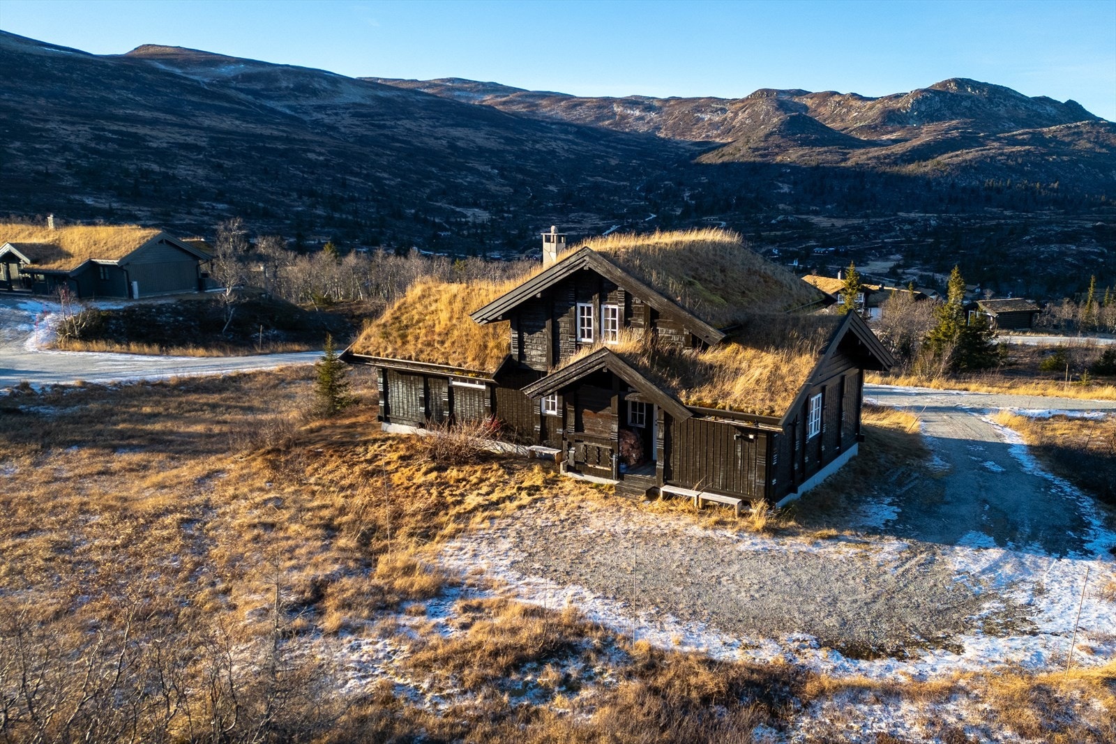 God plass til flere parkeringsplasser på tomten og kjøre vei helt til inngangspartiet. Galleribilde