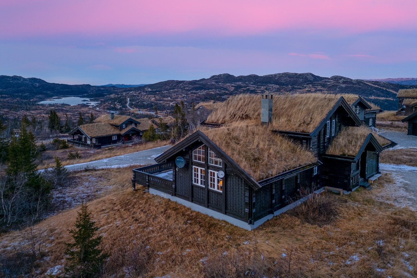 Hyggelig svært flott til i terrenget med god avstand mellom hyttene og flott utsikt i alle retninger. Galleribilde
