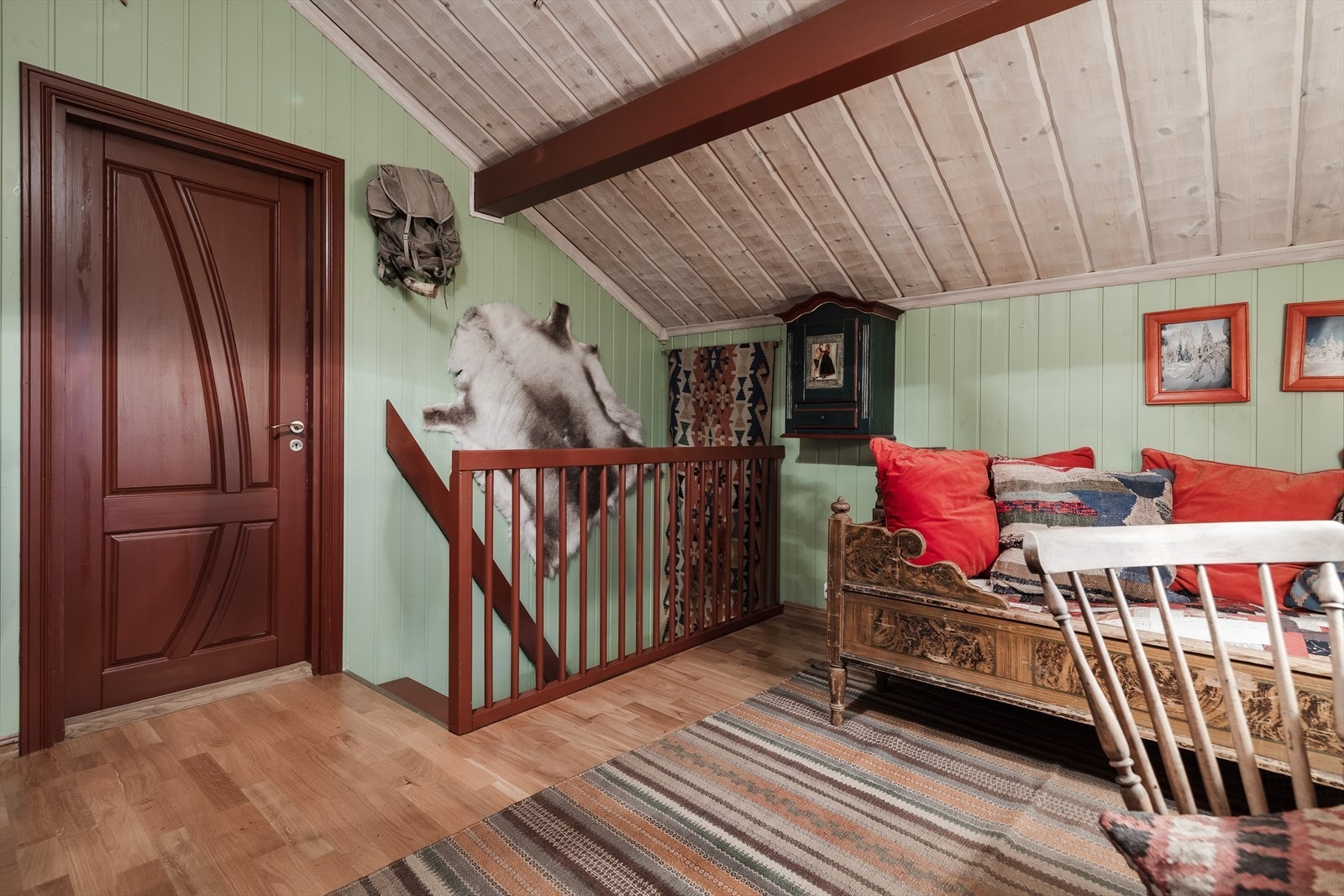 Velkommen opp i 2.etasje - Her finner du en koselig loftstue, to soverom og solrik balkong. Galleribilde