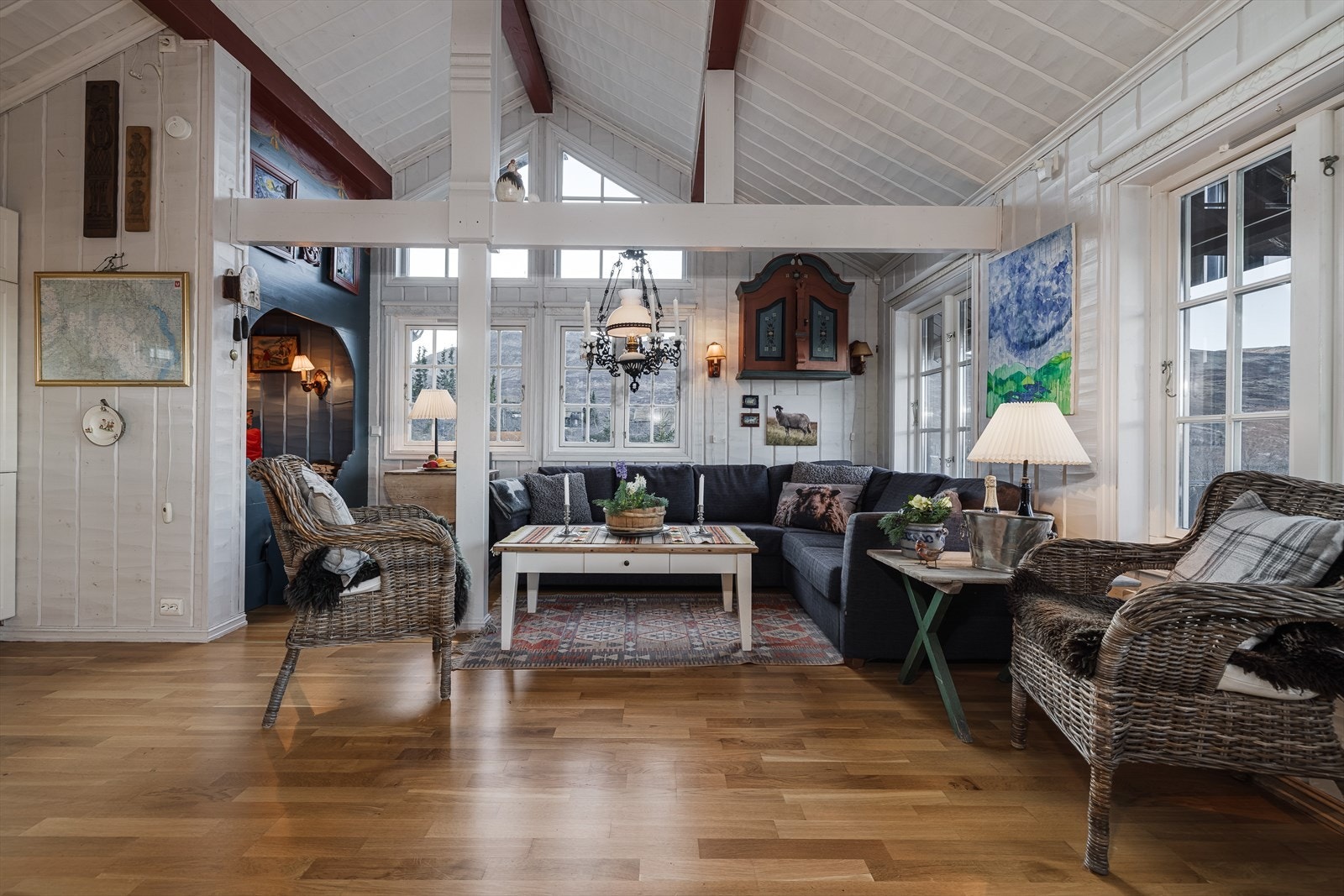 Legg godt merke til de flotte detaljene, den generøse takhøyde og de store og mange vindusflatene, som gjør dette til det perfekte oppholdsrommet. Galleribilde