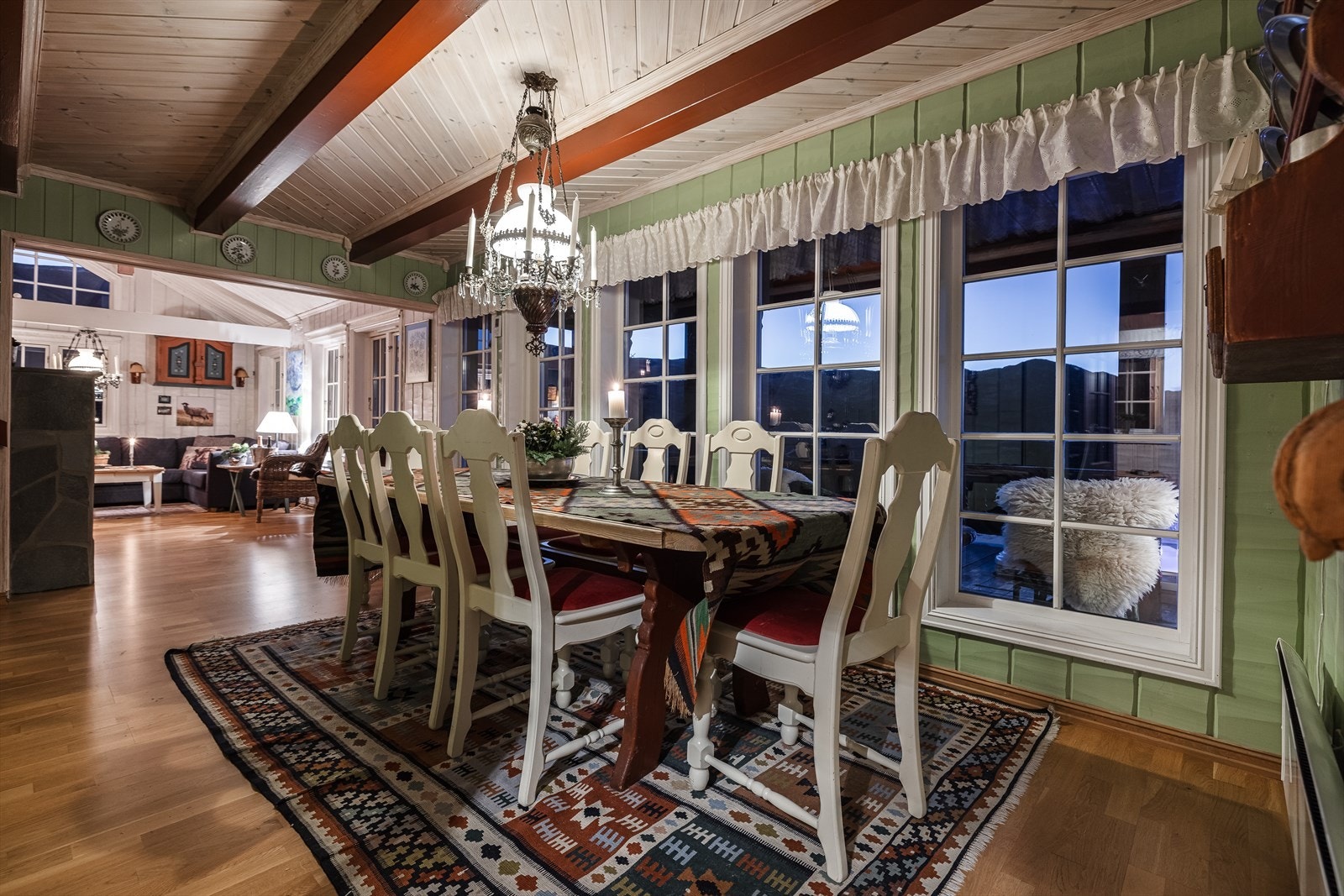 Legg merke til de flotte detaljene som bjelkene i taket, utskjæringer på materialene og den store vindusrekken. Galleribilde