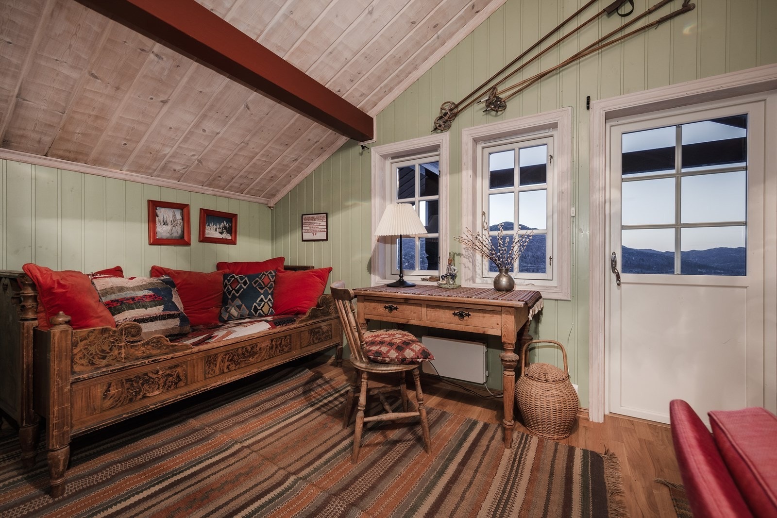 Hyggelig og romslig loftstue med god plass til stor sofagruppe, diverse møblement og flott utsikt over Høgevarde og Fyrisjø. Galleribilde