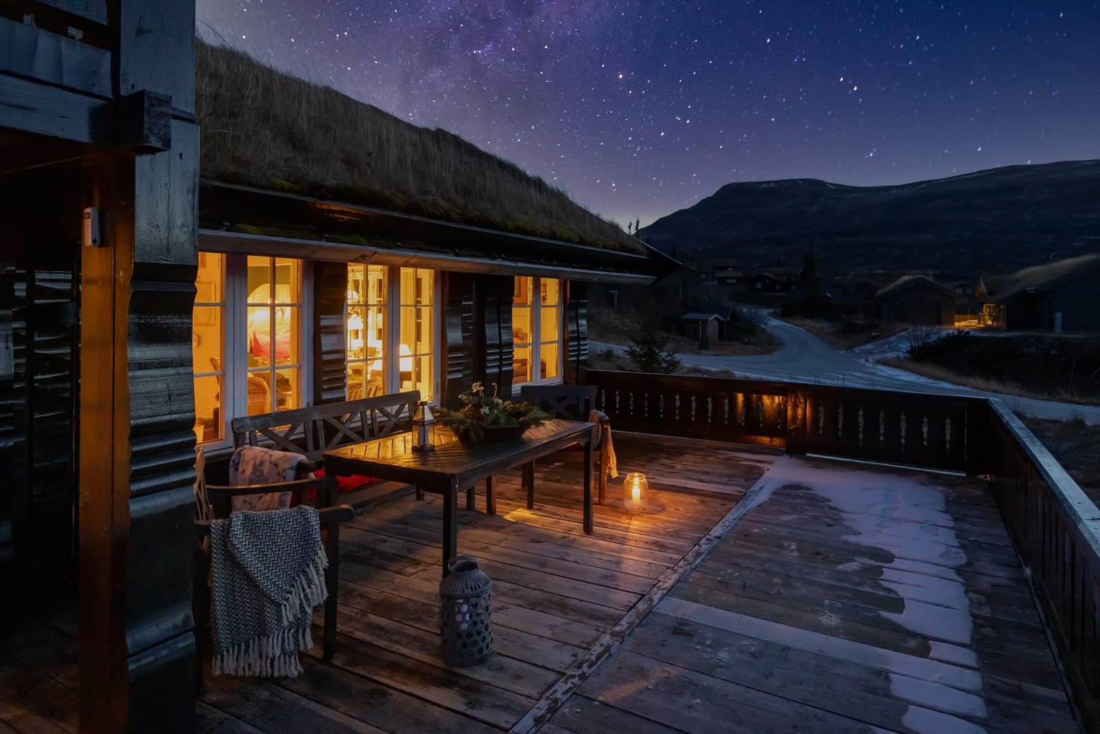 Koselig kveldsstemning på balkongen med utsikt mot Høgevardetoppen. Galleribilde