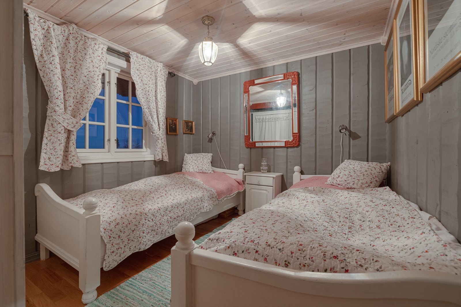 Soverom 1 i 1.etasje - Hovedsoverommet er av god størrelse med god plass til dobbeltseng, tilhørende møblement og garderobeløsning. Galleribilde