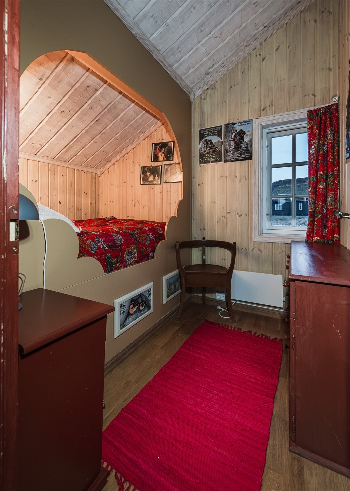 Soverom 1 i 2.etasje - Hyggelig snekkerbygget seng med god plass til tilhørende møblement. Galleribilde