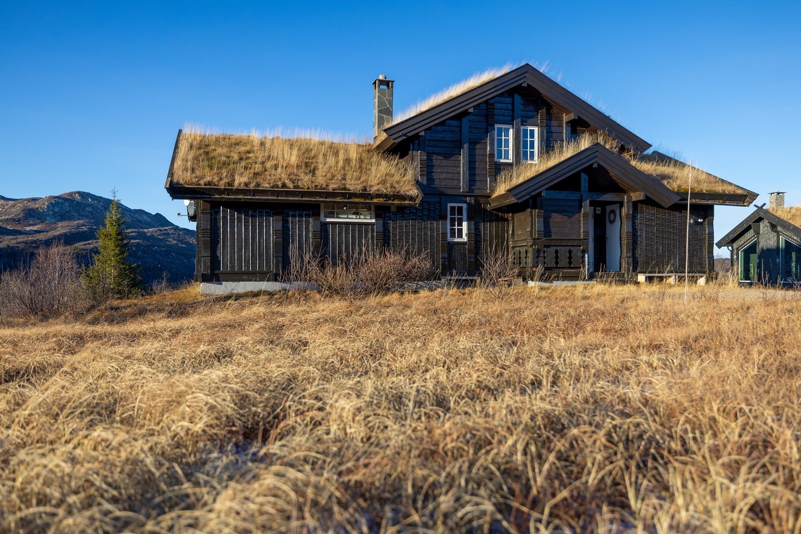 For den turglade er det flere ski/sykkelløyper, fjellturer, alpinanlegg, fiskevann og bademuligheten rett ved hytten. Galleribilde