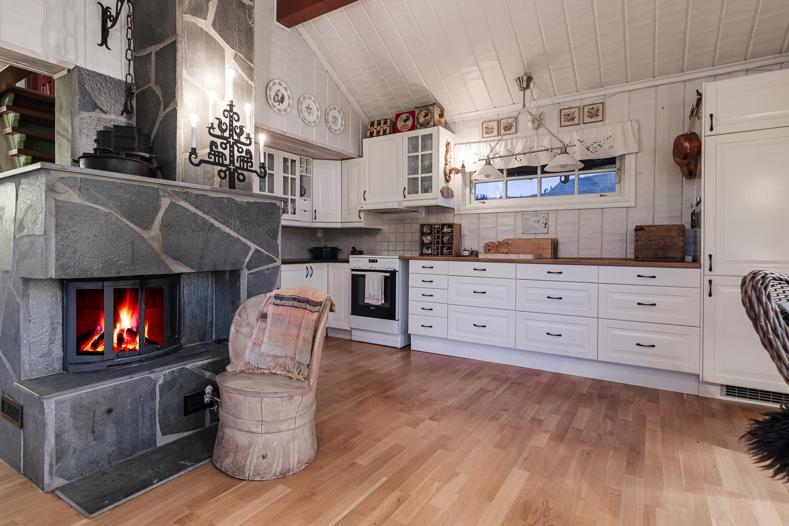 Åpent og sosialt kjøkken. Kjøkkenet har også rikelig med naturlig lys, samt godt med benke- og skapplass, integrerte og frittstående hvitevarer. Galleribilde