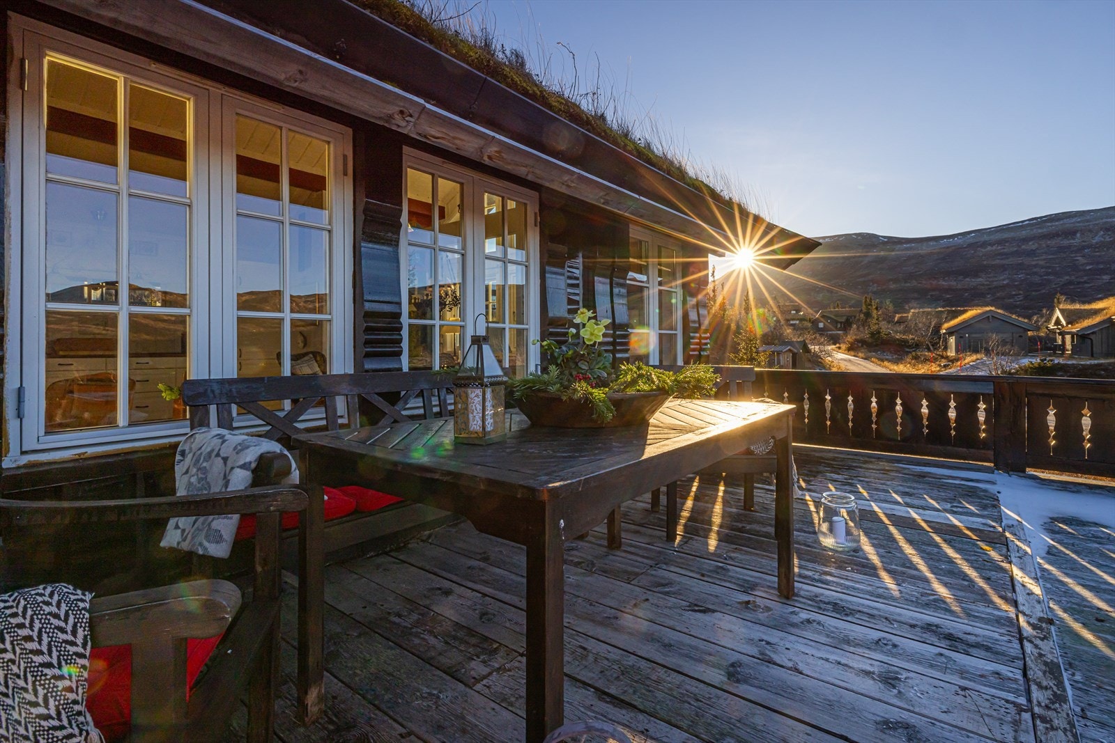 Koselig og solrikt på balkongen med utsikt mot Høgevardetoppen. Legg merke til den store avstanden til hyttene rundt. Galleribilde