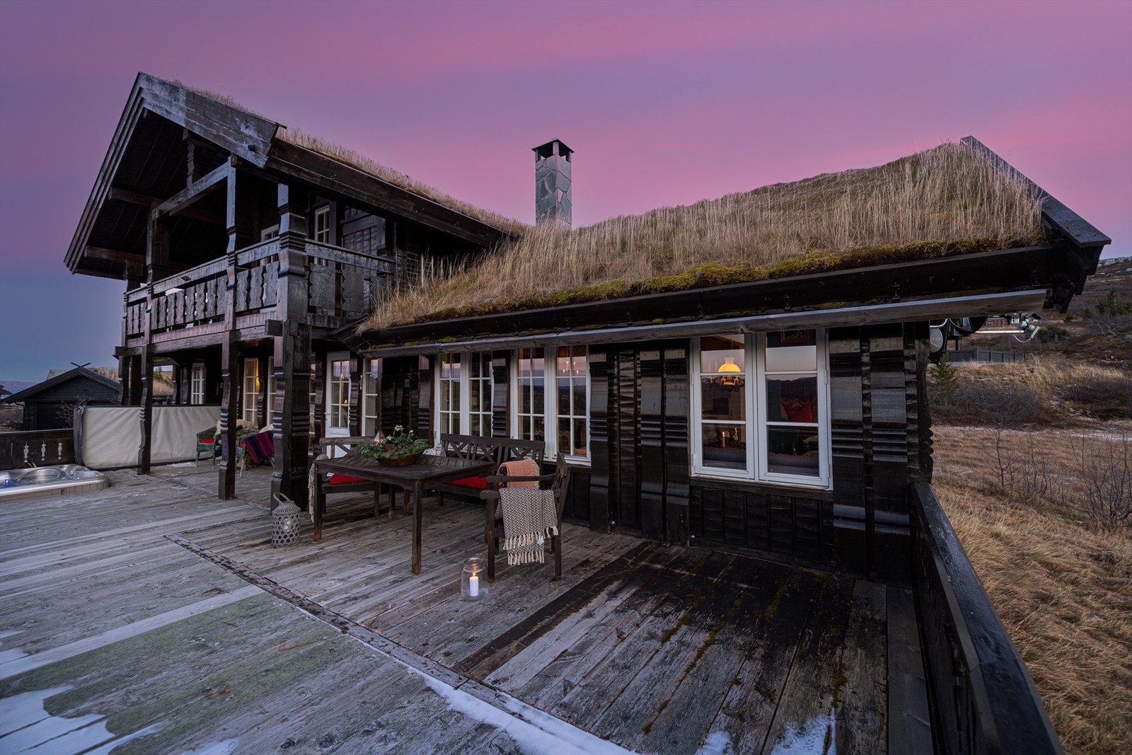 Hytten har en flott og solrik terrasse på 47kvm med flere koselige soner og fantastisk utsikt over Høgevarde. Galleribilde