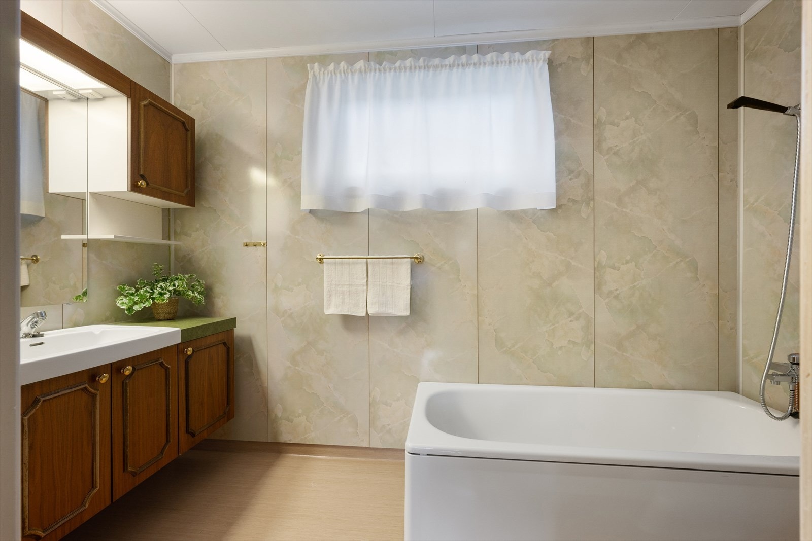 Soverommet har tilhørende bad som er innredet med badekar, servant, servantskap med trefinerte fronter, overskap, speil og ?belysning og gulvmontert toalett. Galleribilde