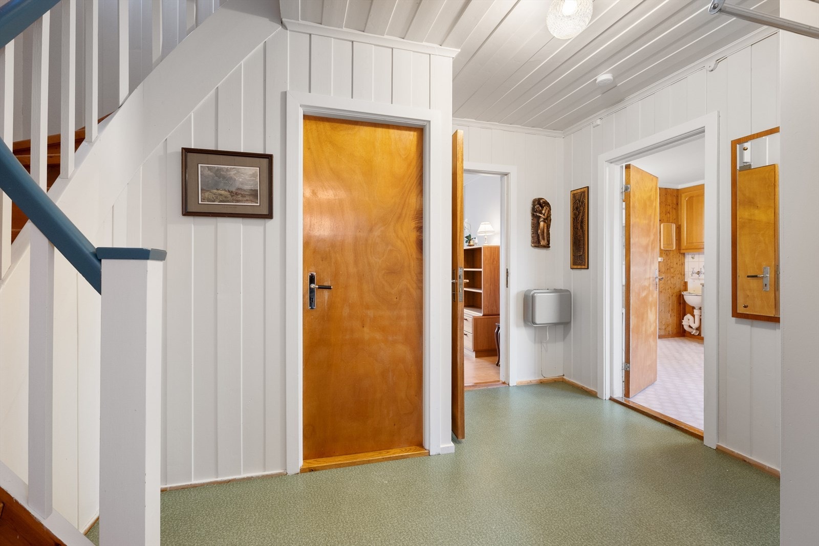 Her kommer du inn i en gang, med trappeoppgang til overetasjen. Galleribilde