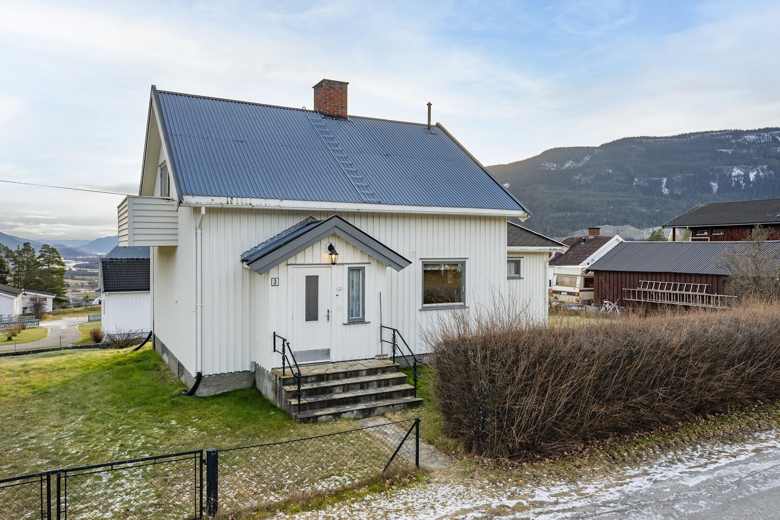 Inngangsparti på oversiden av huset. Galleribilde