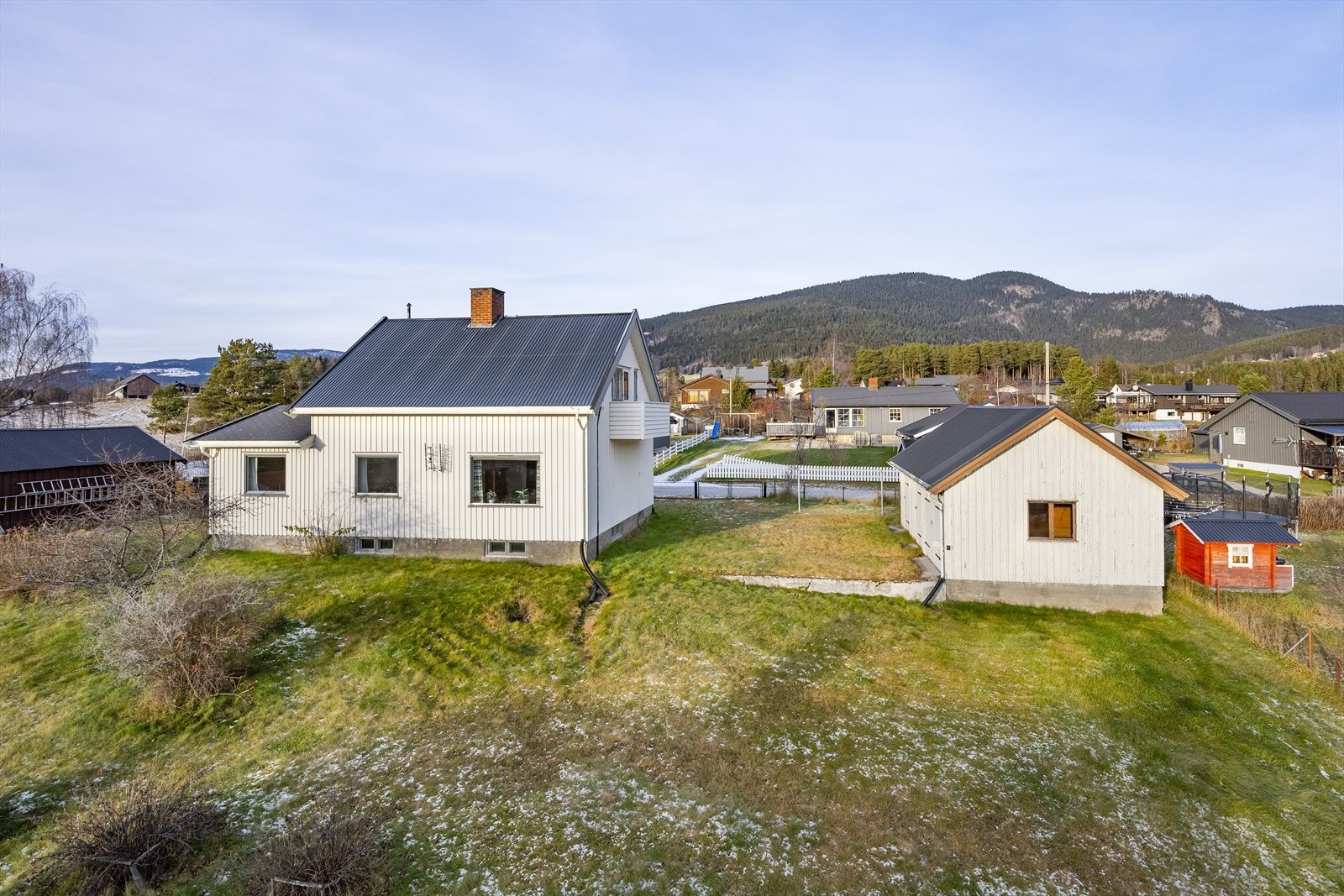Eiendommen er bebygget med enebolig og garasje/uthus. Galleribilde