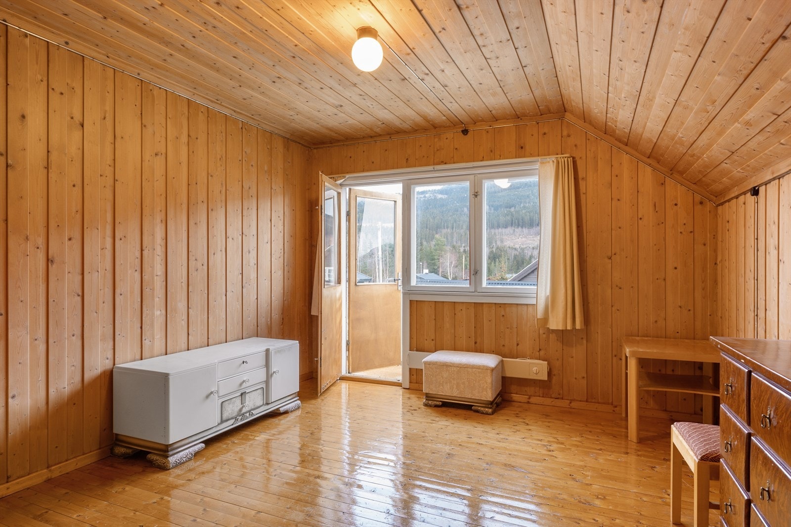 I overetasjen er det to soverom. Det ene rommet har utgang til egen balkong. Galleribilde